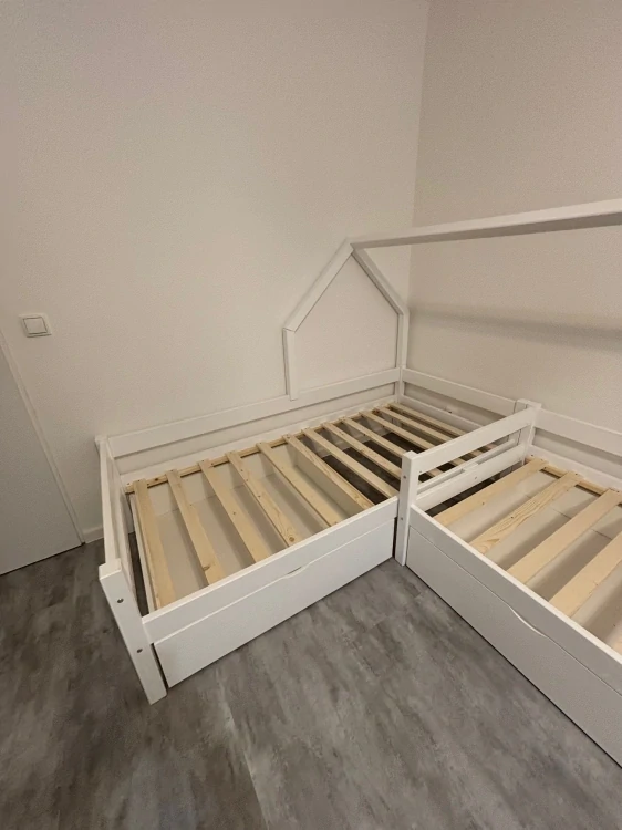 Domečková postel pro dvě děti Snílek